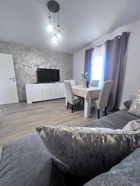TV and multimedia, Living room, Seating area, Dining area