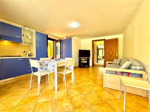Kitchen or kitchenette, Dining area, stove