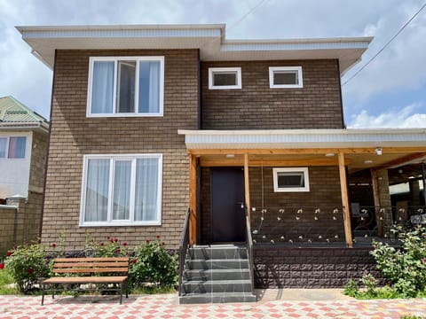 Property building, Facade/entrance, Day, Balcony/Terrace