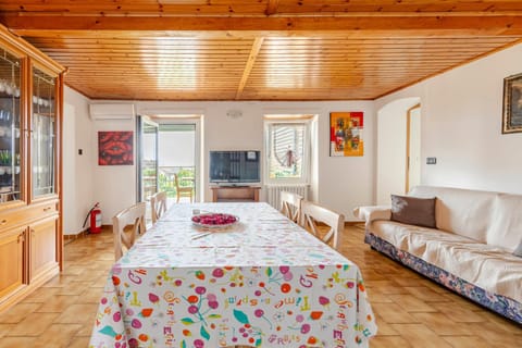 Communal lounge/ TV room, TV and multimedia, Living room, Seating area, Dining area, Evening entertainment