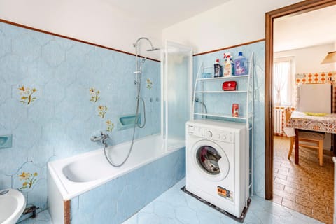 Shower, Bathroom, Bath, towels, washing machine, dryer