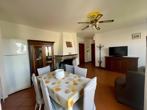 TV and multimedia, Dining area, fireplace