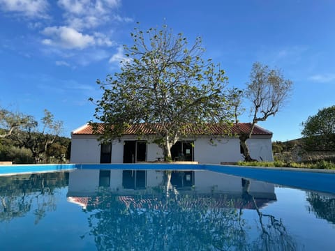 Property building, Day, Pool view, Swimming pool