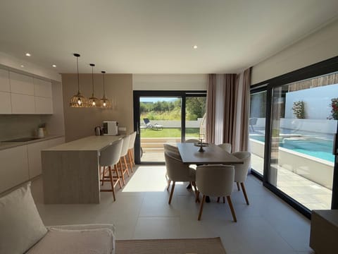 Patio, Kitchen or kitchenette, Living room, Seating area, Dining area, Pool view, Swimming pool