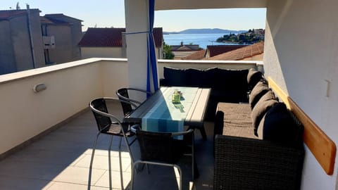 View (from property/room), Balcony/Terrace, Seating area, Sea view, sunbed