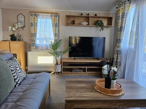 Communal lounge/ TV room, TV and multimedia, Living room, Seating area