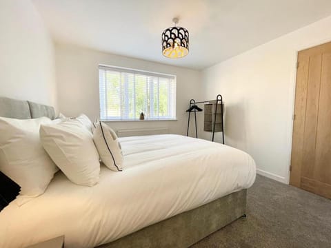 NEW Bungalow - near Quays - Ample Free Parking - Wi-Fi Apartment in Gloucester