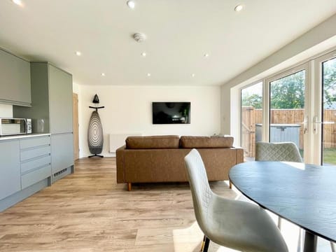 NEW Bungalow - near Quays - Ample Free Parking - Wi-Fi Apartment in Gloucester