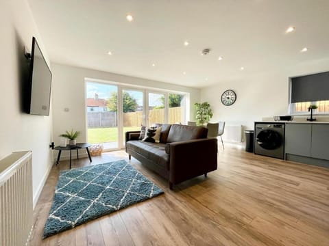 NEW Bungalow - near Quays - Ample Free Parking - Wi-Fi Apartment in Gloucester