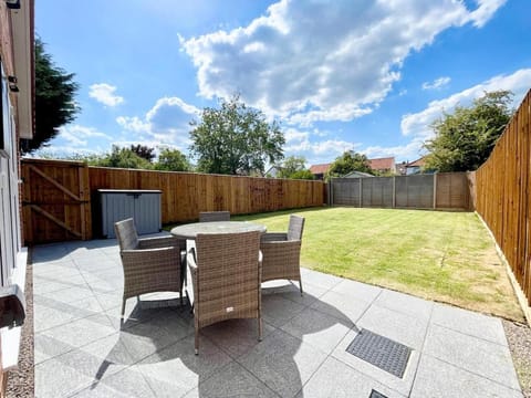 NEW Bungalow - near Quays - Ample Free Parking - Wi-Fi Apartment in Gloucester