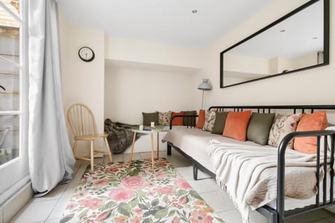 Bed, Living room, Seating area