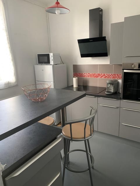 Kitchen or kitchenette, Dining area, oven, stove