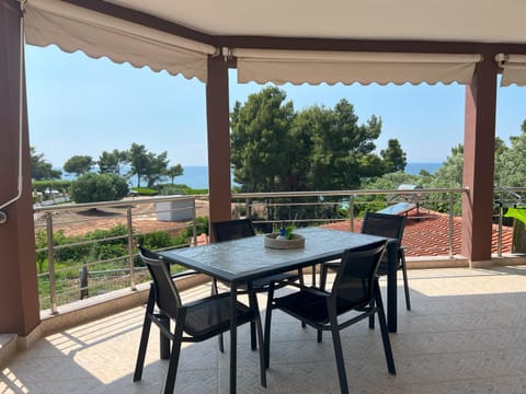 Day, Natural landscape, View (from property/room), Balcony/Terrace, Dining area, Sea view