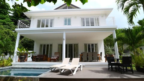 Property building, Patio, Balcony/Terrace, Balcony/Terrace, Pool view, Swimming pool, sunbed