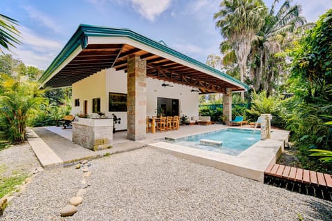 Property building, Patio, Spring, Day, Natural landscape, Garden, Garden view, Pool view, Swimming pool, sunbed
