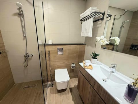 Shower, Toilet, Bathroom, towels