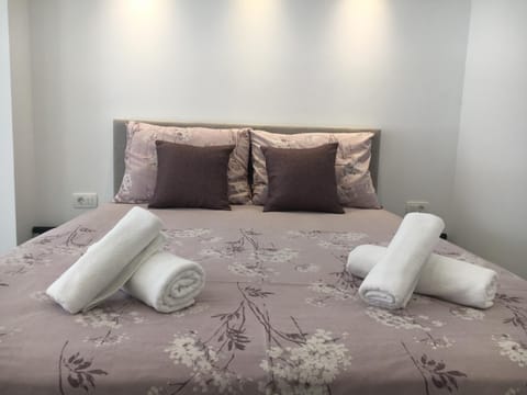Bed, towels