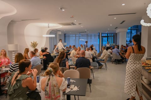 Restaurant/places to eat, People