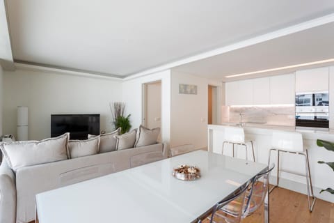 TV and multimedia, Kitchen or kitchenette, Living room, Seating area, Dining area