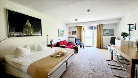 Bed, TV and multimedia, Living room, Photo of the whole room, Seating area, Bedroom