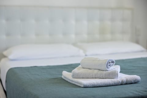 Bed, Bedroom, towels