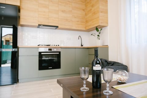 Kitchen or kitchenette, Dining area, oven