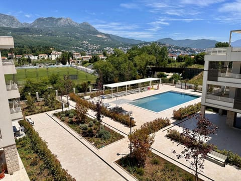 Property building, Mountain view, Pool view, Swimming pool, sunbed