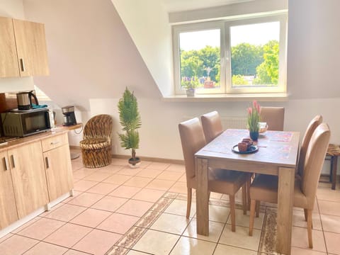 Coffee/tea facilities, Kitchen or kitchenette, Living room, Seating area, Dining area, stove