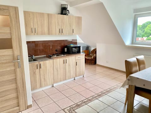 Coffee/tea facilities, Kitchen or kitchenette, Dining area, microwave, stove