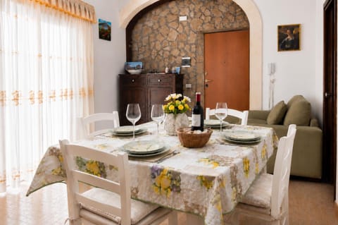 Kitchen or kitchenette, Living room, Food and drinks, Seating area, Dining area, Drinks