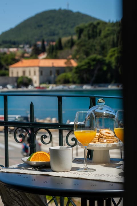 Day, Natural landscape, View (from property/room), Balcony/Terrace, Food and drinks, Food, Breakfast, Drinks