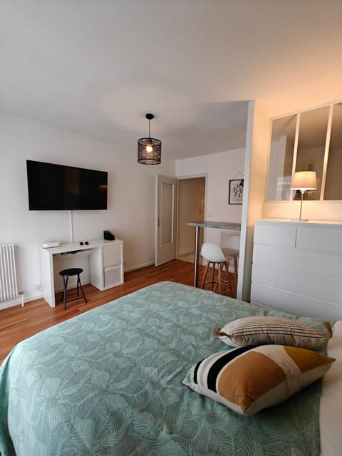 TV and multimedia, Seating area, Bedroom