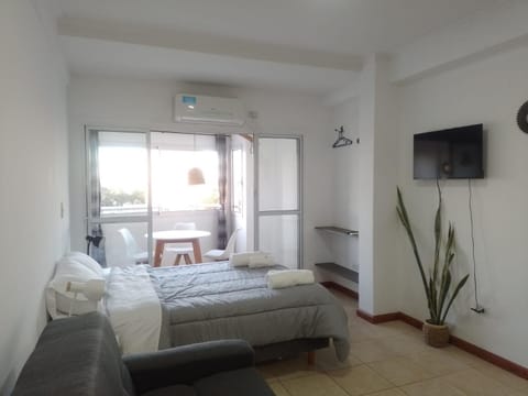 Bed, TV and multimedia, Photo of the whole room, Bedroom, towels