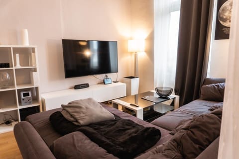Communal lounge/ TV room, Bed, TV and multimedia, Living room, Photo of the whole room, Seating area, Bedroom
