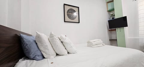 Bed, TV and multimedia, Bedroom