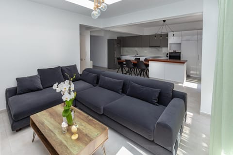 TV and multimedia, Kitchen or kitchenette, Living room, Seating area, Dining area