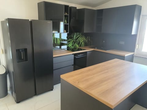 Natural landscape, View (from property/room), Kitchen or kitchenette, Dining area, Food, Mountain view, Sea view, Time of day, Sunrise, Sunset, Family, dishwasher, internet, oven, storage, stove