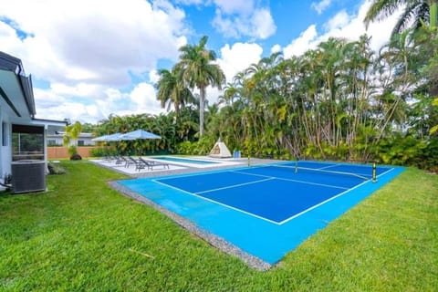 4BR Biscayne River Home- Pool & Pickleball Fun home House in Golden Glades