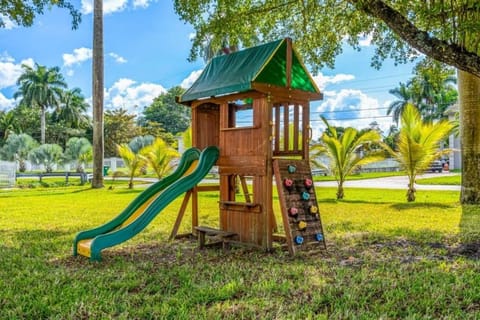 4BR Biscayne River Home- Pool & Pickleball Fun home House in Golden Glades