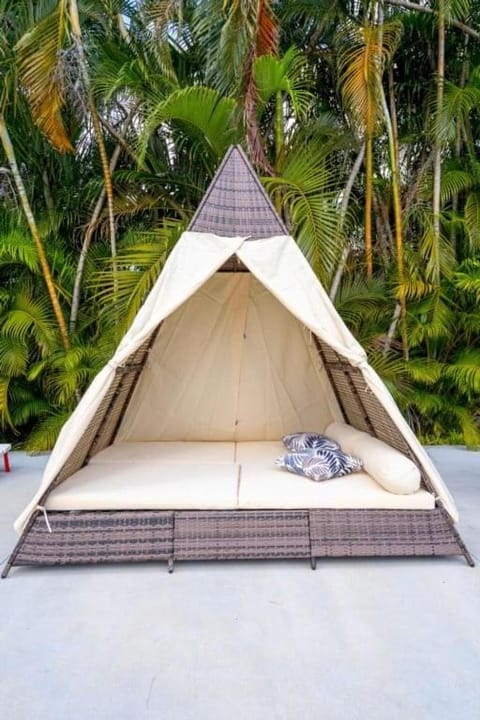 4BR Biscayne River Home- Pool & Pickleball Fun home House in Golden Glades