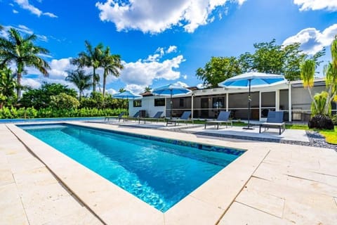 4BR Biscayne River Home- Pool & Pickleball Fun home House in Golden Glades
