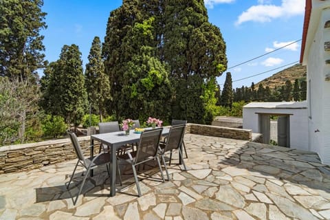 Property building, Patio, Spring, Day, Garden, View (from property/room), Balcony/Terrace, Dining area, Garden view