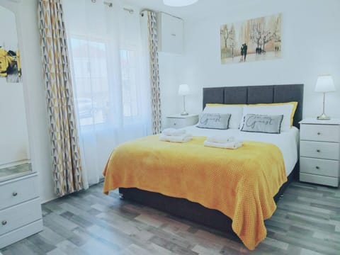 Bed, Photo of the whole room, Bedroom, wardrobe