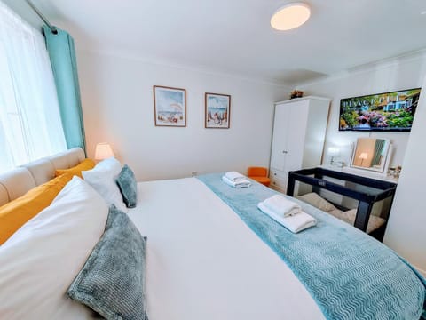 Bed, TV and multimedia, Photo of the whole room, Bedroom