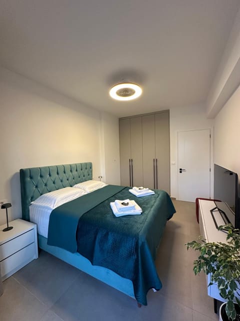 Bed, TV and multimedia, Bedroom