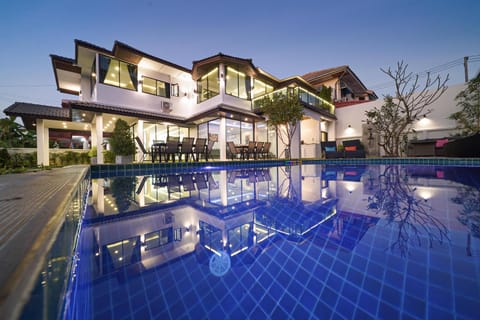 Property building, Night, Pool view, Swimming pool, sunbed
