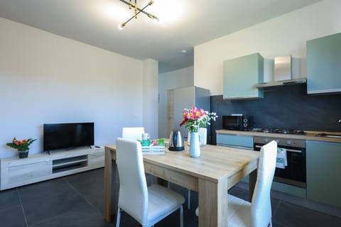 TV and multimedia, Kitchen or kitchenette, Dining area, oven, stove
