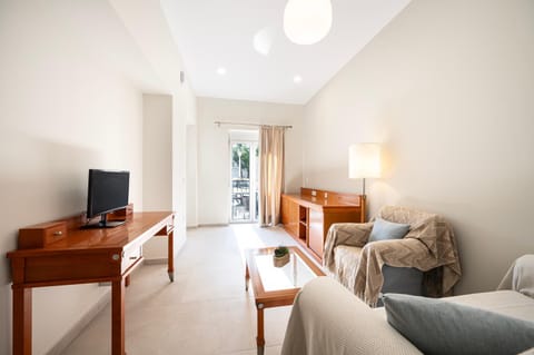 TV and multimedia, Living room, Photo of the whole room, Seating area