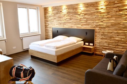Restaurant/places to eat, Bed, Photo of the whole room, Decorative detail, Bedroom