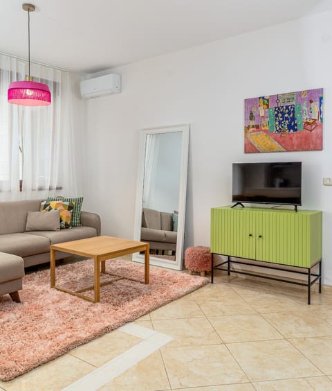 TV and multimedia, Living room, Seating area, air conditioner